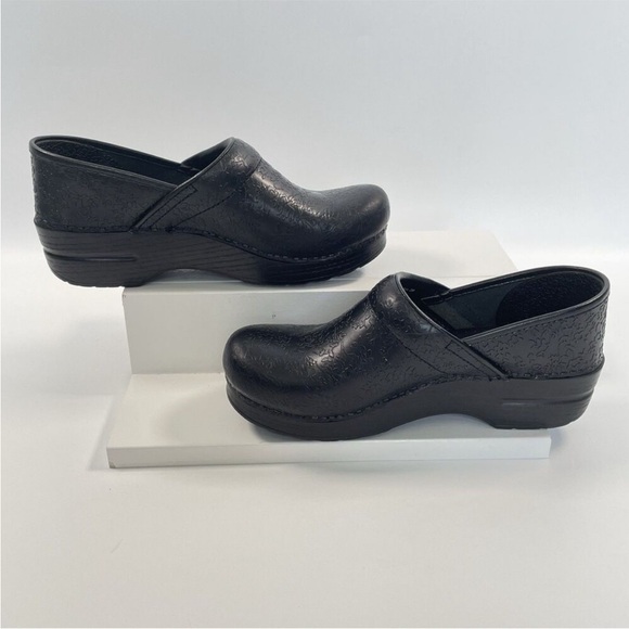 Dansko Professional Tooled Leather Clogs in Black Excellent condition 39 or 8.5 - Picture 3 of 10